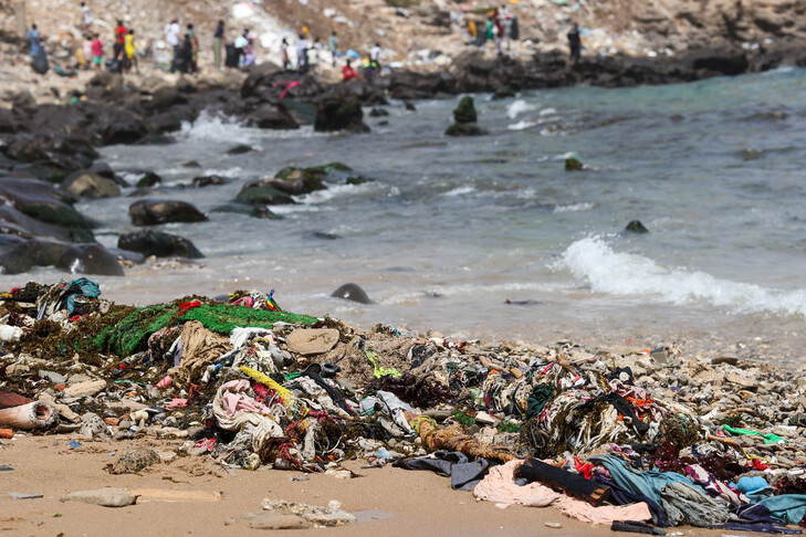 Senegal  të rinjtë dhe fëmijët pastrojnë plazhet për të rritur ndërgjegjësimin