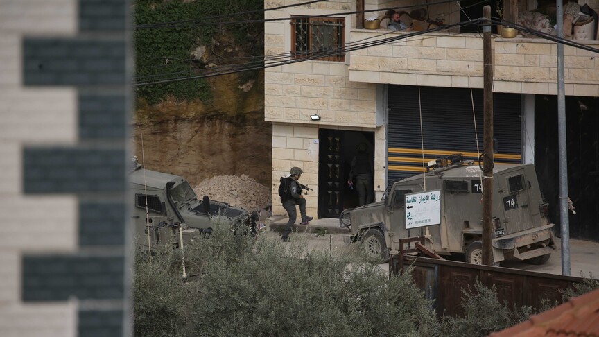 Israeli army raids Palestinian towns, forces shop closures in occupied West Bank