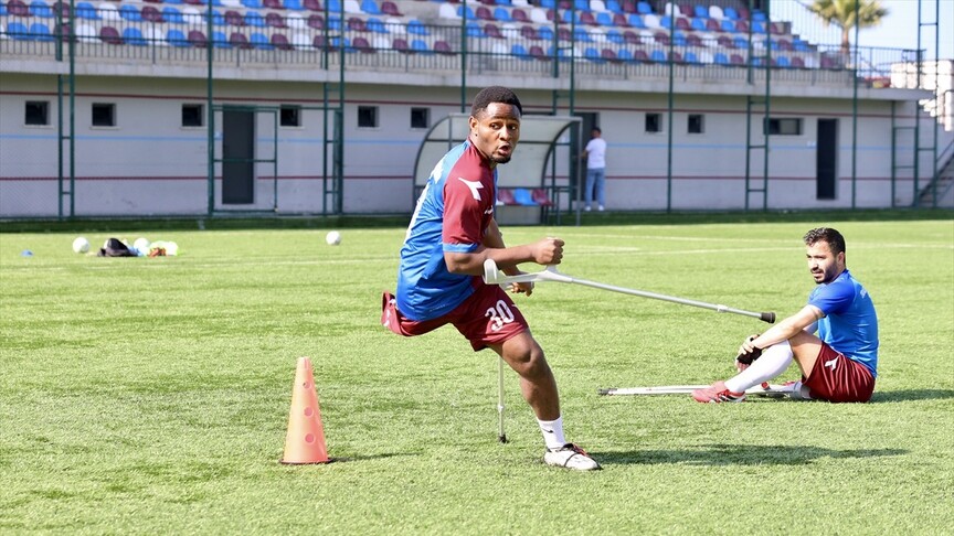 Bacağını kaybeden Angolalı futbol ile yeniden hayata tutundu
