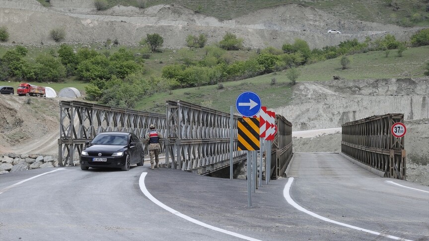 Hakkari-Van kara yolundaki ulaşım sorunu kurumların ortak çabasıyla giderildi