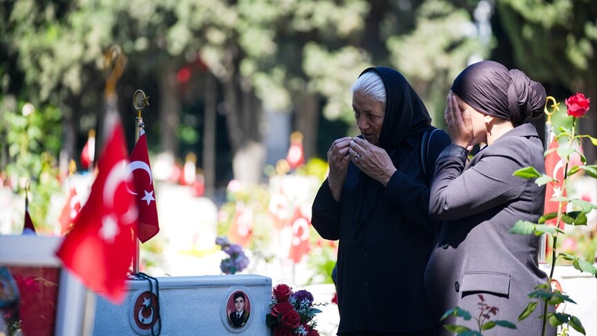 Şehit aileleri Kurban Bayramı'nın ilk günü Edirnekapı Şehitliği'ni ziyaret etti