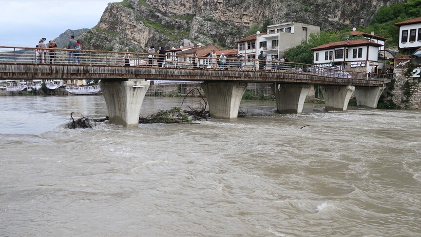 Amasya'da Yeşilırmak debisi yükseldi, gezi yolları sular altında