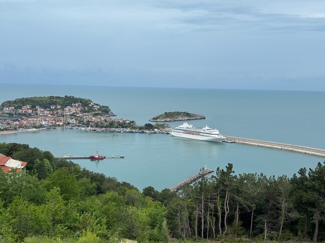 "Astoria Grande" kruvaziyeri 1079 yolcusuyla Amasra'ya geldi