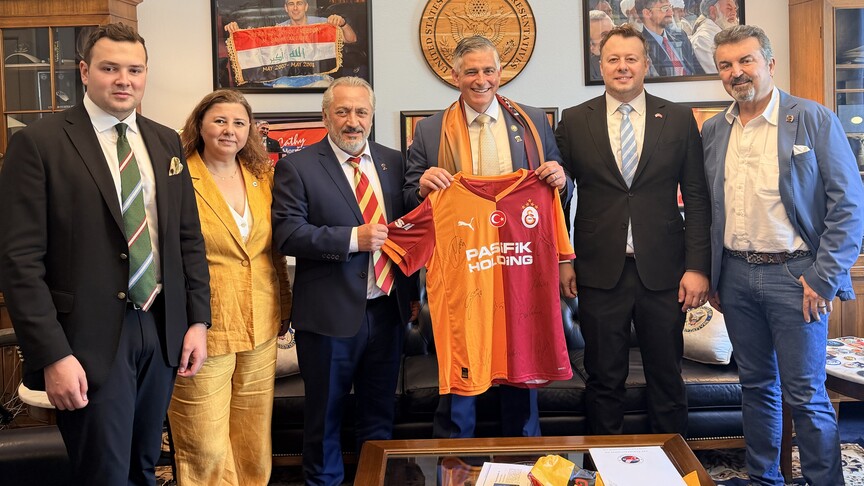 ABD Kongre Üyesi Galatasaray Forması Aldı