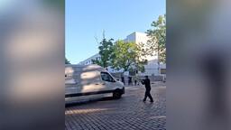 Berlin’de polis Rheinmetall şirketini protesto etmek isteyen aktivistlere silah çekti