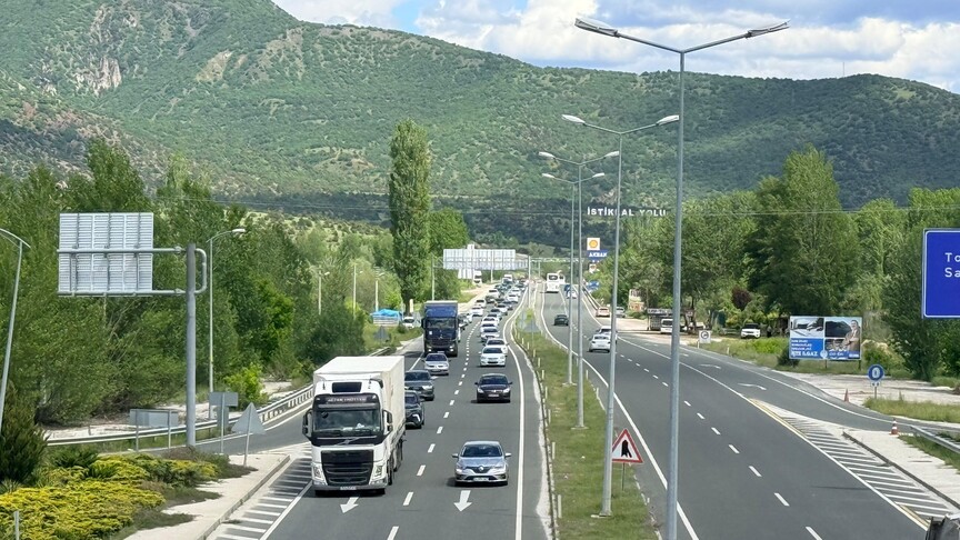 D-100 kara yolunun Çankırı kesiminde ağır tonajlı araçların geçişi 1 Haziran'a kadar yasaklandı
