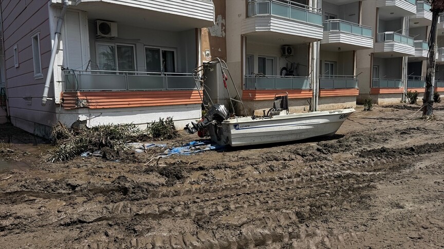 Hatay'da sağanaktan etkilenen alanlarda temizlik çalışması başlatıldı