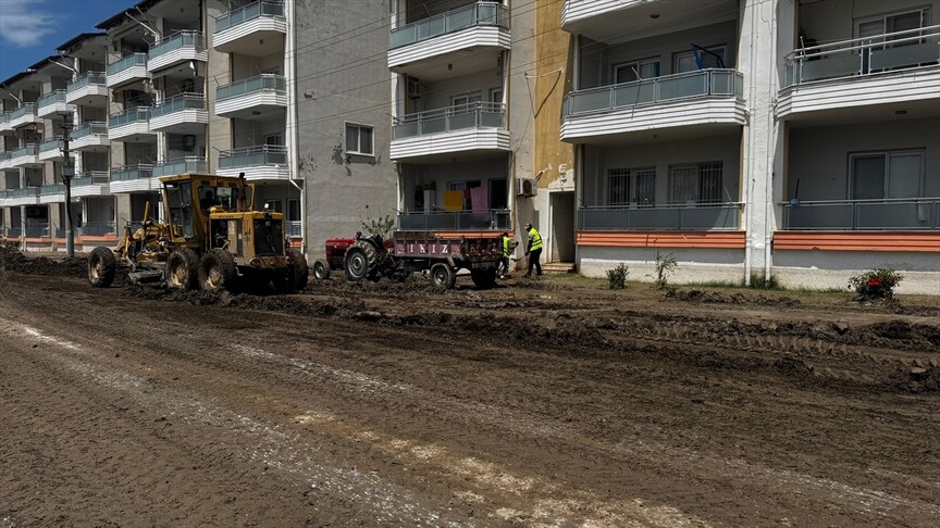 Hatay'da sağanaktan etkilenen alanlarda temizlik çalışması başlatıldı