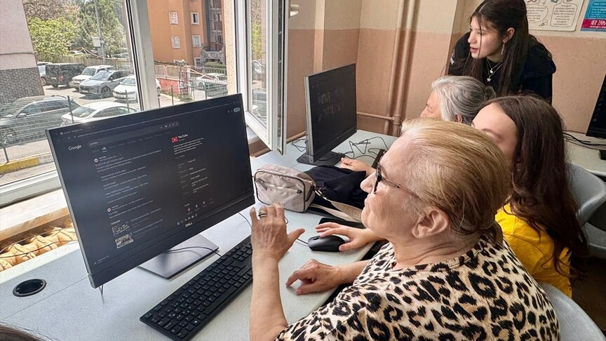 Beylikdüzü'nde lisede kuşakları buluşturan teknoloji eğitimi