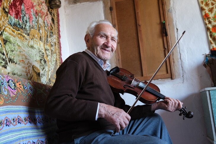 Bujku ia ka kushtuar jetën violinës së tij dhe nuk e ka lëshuar nga dora për 73 vjet