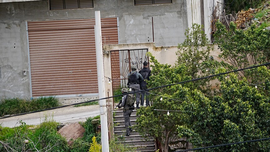 İsrail ordusu, Batı Şeria'da düzenlediği baskınlarda 10 Filistinliyi gözaltına aldı