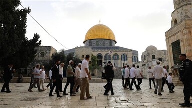 مستوطنون إسرائيليون يقتحمون الأقصى ومحافظة القدس تحذر من "التهويد"