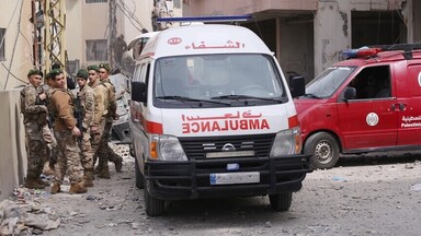 إصابة 13 عاملا صحيا بقصف إسرائيل محيط مستشفى جنوبي لبنان