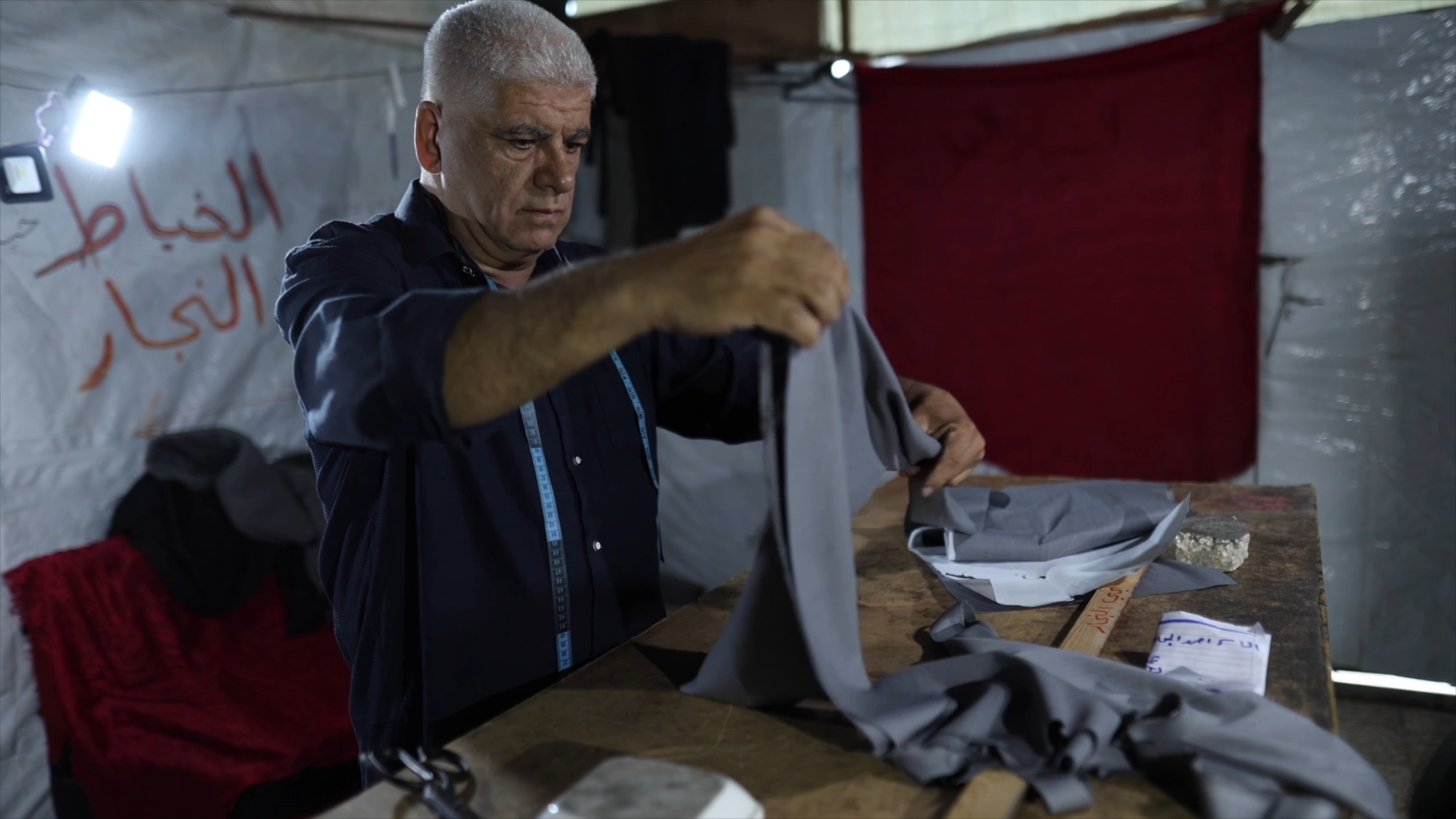 İsrail saldırısında atölyesini kaybeden Gazzeli işitme engelli terzi, zorluklara rağmen işinin başında