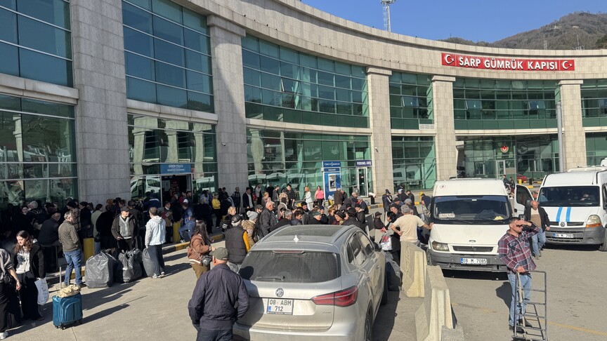**Kurban Bayramı Tatilinde Sarp Sınır Kapısı'ndan 185 Bini Aşkındır Yolcu Geçti**