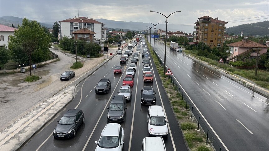 Çorum'da bayram dönüşü D-100 kara yolunda trafik yoğunluğu devam ediyor