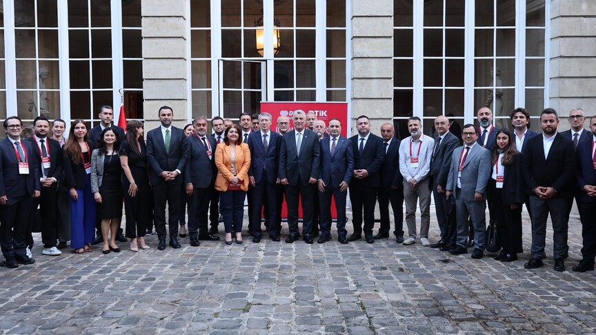 Ticaret Bakanı Bolat, Paris'te Türk iş insanlarıyla görüştü