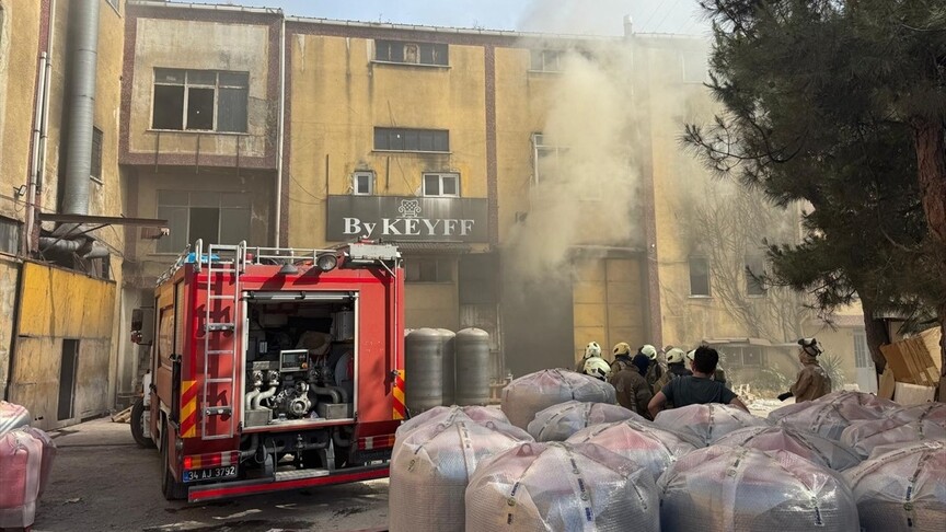 Esenyurt'ta fabrikada çıkan yangına itfaiye ekipleri müdahale ediyor