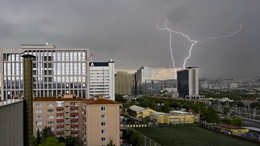 Ankara'da sağanak yağış sonrası sular altında kalan cadde.