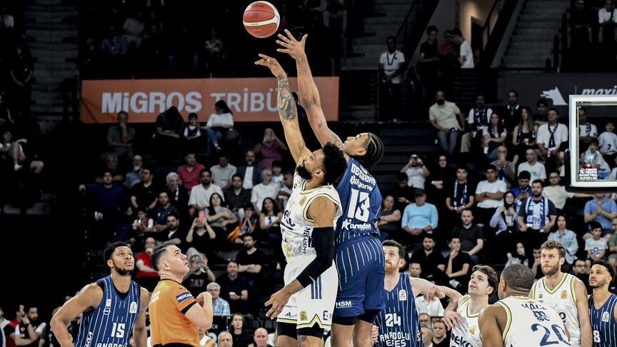 Anadolu Efes basketbol takımının maçı kazanmasının ardından sevinç anı