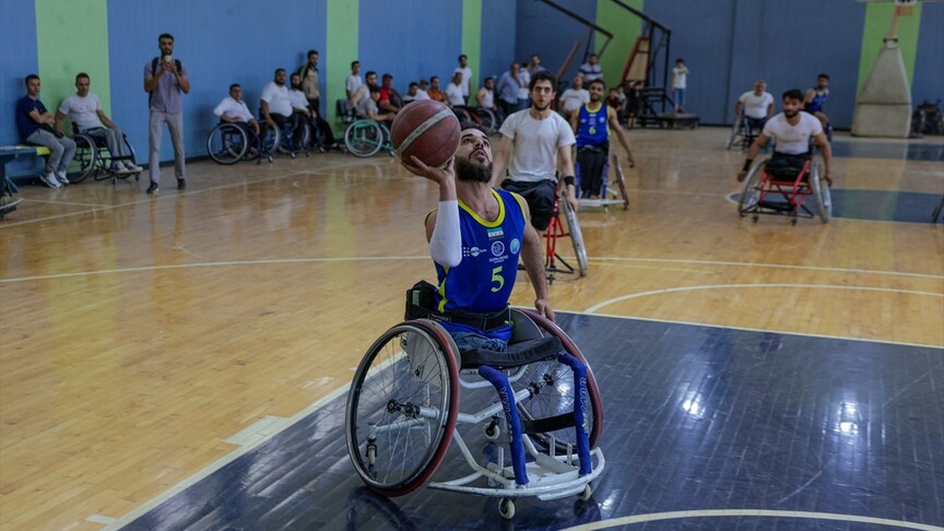 Yaser Sirevil, tekerlekli sandalyesiyle basketbol oynarken