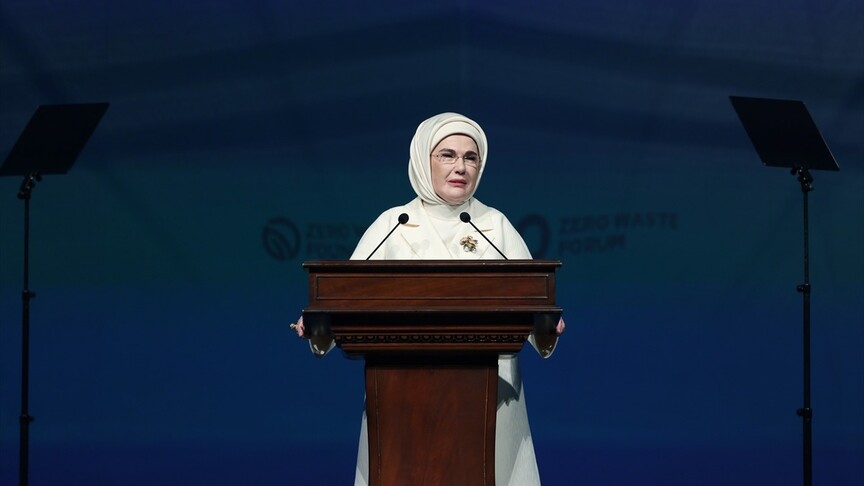 Emine Erdoğan konuşma yaparken