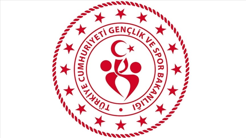 Genç bir öğrenci bilgisayar başında meslek seçimi platformunu inceliyor