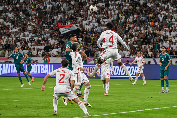 Irak Milli Futbol Takımı oyuncuları antrenman sahasında çalışırken