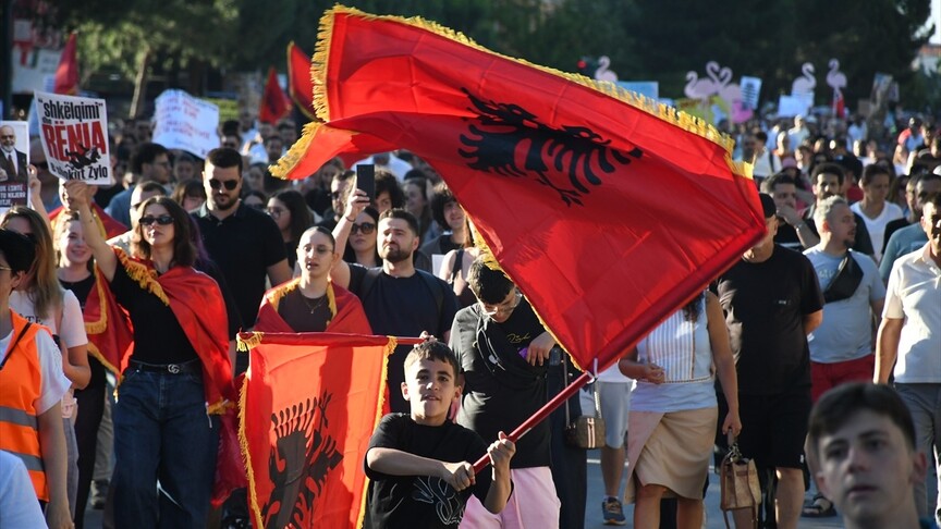 Arnavutluk'ta turizm projesine karşı düzenlenen protestodan görüntü.