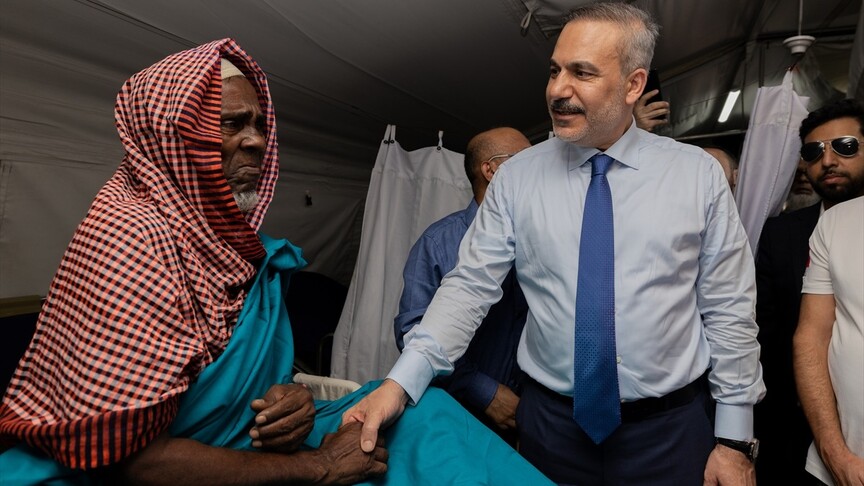 Dışişleri Bakanı Hakan Fidan'ın Bangladeş'teki Arakanlı Müslüman mülteci kamplarını ziyaretinden bir görüntü.