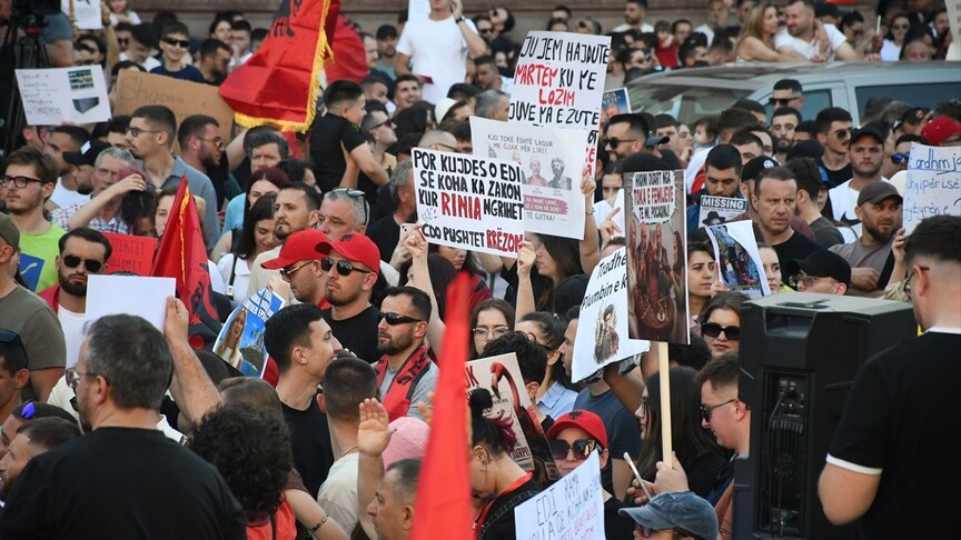 Arnavutluk'ta bir kez daha binlerce kişinin katılımıyla turizm projesi karşıtı gösteri düzenlendi gorsel