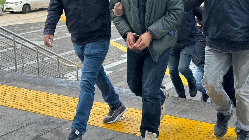 Emniyet güçlerinin dolandırıcılık operasyonu kapsamında şüphelileri gözaltına alırken çekilmiş temsili fotoğraf.