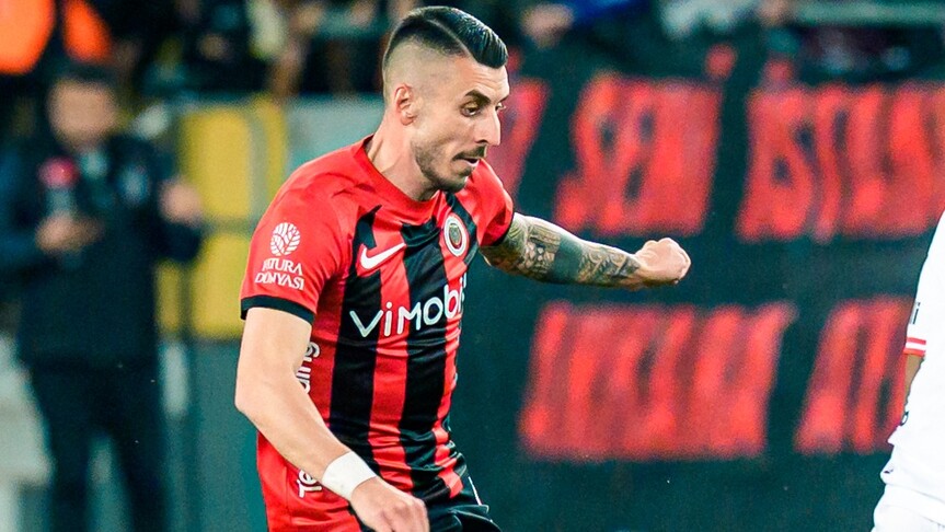 Metehan Mimaroğlu futbol sahasında