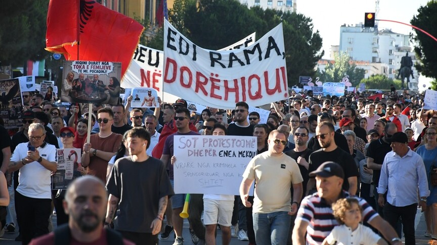 Arnavutluk'ta bir kez daha binlerce kişinin katılımıyla turizm projesi karşıtı gösteri düzenlendi gorsel