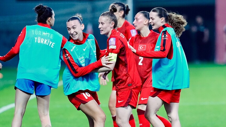 A Milli Kadın Futbol Takımı oyuncuları maç sonrası galibiyeti kutluyor.