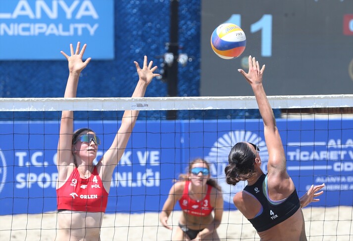 Alanya'da plaj voleybolu sahasında mücadele eden sporcular