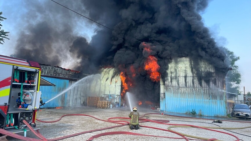 Bursa'da bir boya fabrikasında çıkan yangına itfaiye ekipleri müdahale ediyor. Fabrikadan dumanlar yükseliyor.
