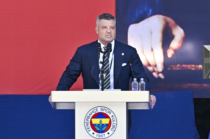 Sadettin Saran, Fenerbahçe Kulübü'nün olağanüstü seçimli genel kurulunda konuşma yaparken