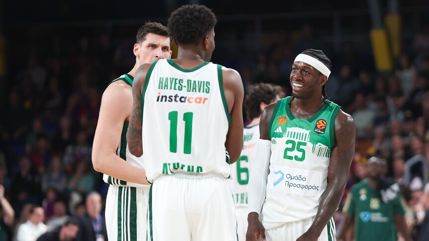 Panathinaikos ve Olympiakos basketbolcuları mücadele ederken