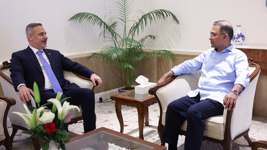 Dışişleri Bakanı Hakan Fidan'ın Bangladeş Başbakanı Şeyh Hasina ile tokalaşırken çekilmiş fotoğrafı.