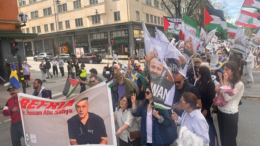 Stockholm'de İsrail'in saldırılarına karşı düzenlenen protestodan bir görüntü.