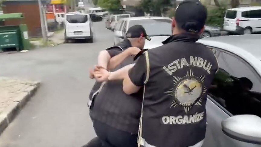 İstanbul'da polisin düzenlediği suç örgütü operasyonunda gözaltına alınan şüpheliler