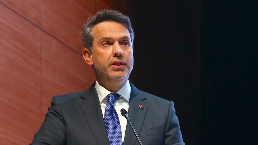 Enerji ve Tabii Kaynaklar Bakanı Alparslan Bayraktar konuşma yaparken