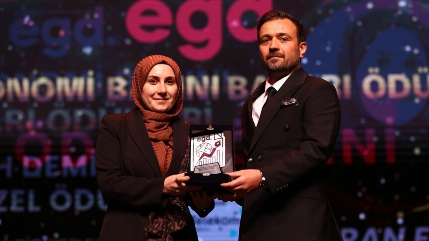 Nuran Erkul Kaya ödül alırken
