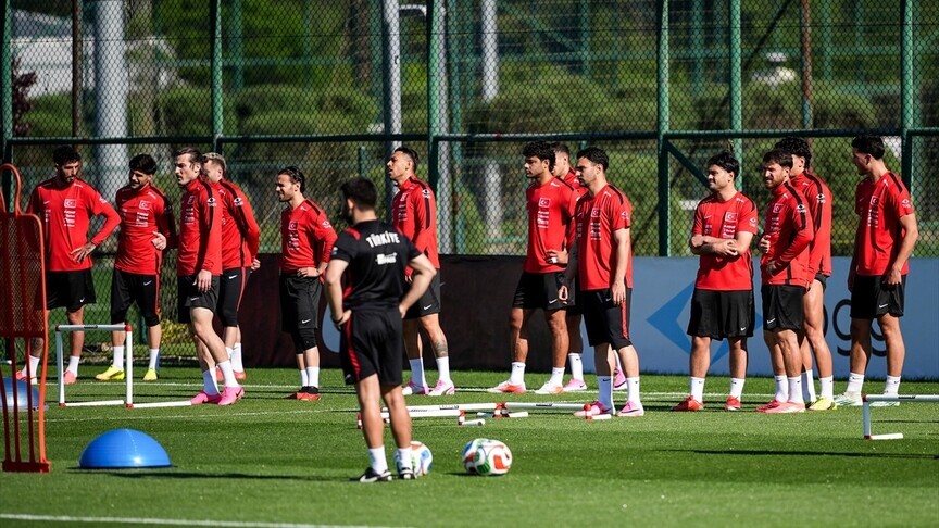 A Milli Futbol Takımı oyuncuları antrenman sırasında