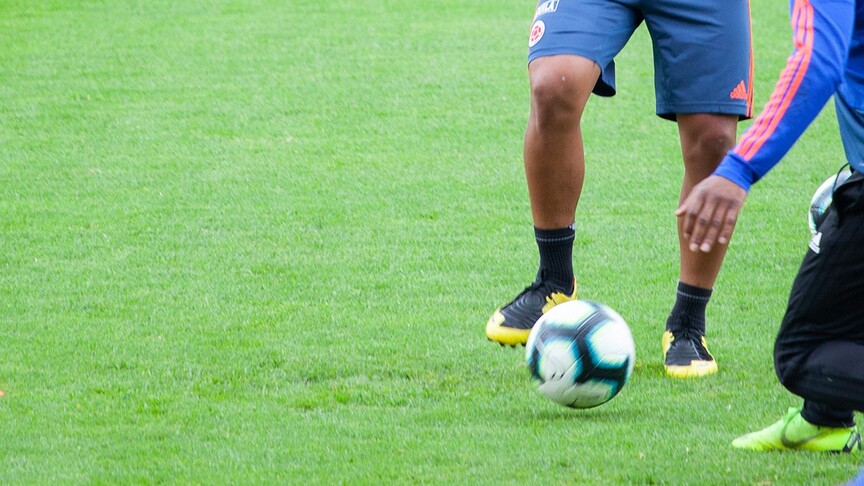Kolombiya Milli Futbol Takımı oyuncuları bayrakları ile kutlama yapıyor.