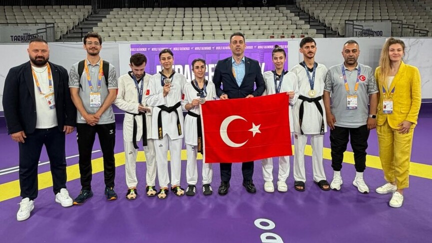 Milli tekvandocuların Almanya'da düzenlenen WT Başkanlık Kupası'nda madalya sevinci.