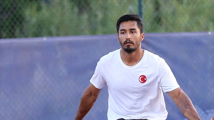 Ahmet Kaplan Fransa Açık'ta kupa kaldırırken
