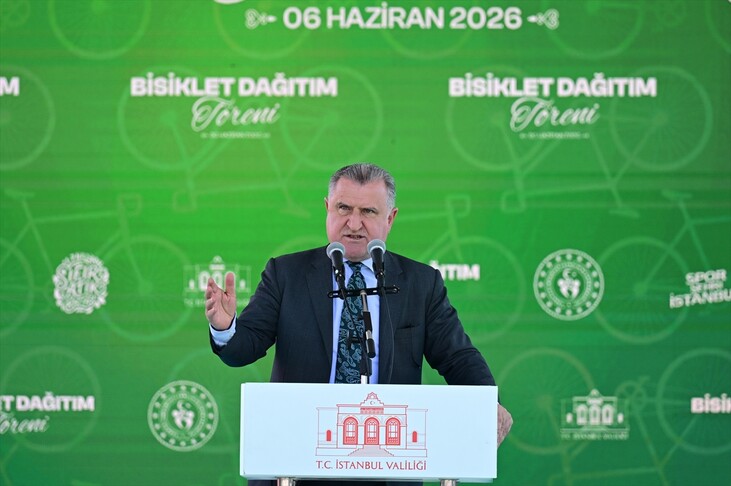 Gençlik ve Spor Bakanı Osman Aşkın Bak konuşma yaparken