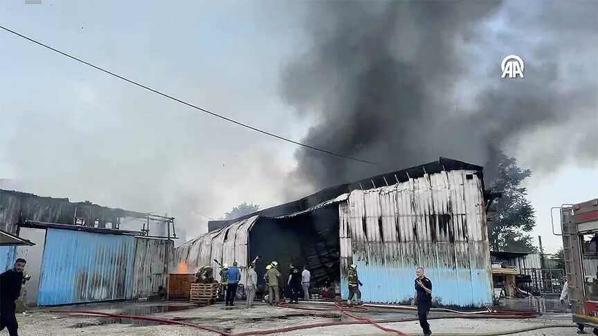 Bursa'da boya fabrikasında çıkan yangına müdahale ediliyor